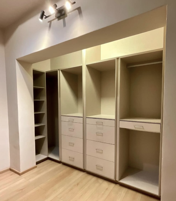 Armario empotrado modular con estantes y cajones