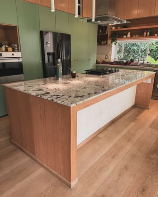 Isla de cocina con base de madera y encimera de granito